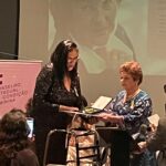 Juliana Puccini Vianna recebe Medalha Ruth Cardoso em noite marcada por emoção e reconhecimento