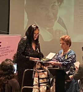 Juliana Puccini Vianna recebe Medalha Ruth Cardoso em noite marcada por emoção e reconhecimento
