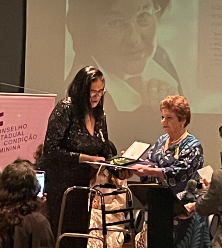 Juliana Puccini Vianna recebe Medalha Ruth Cardoso em noite marcada por emoção e reconhecimento