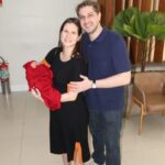 Atriz de “Terra e Paixão”, Evelyn Montesano é fotografada na saída da maternidade com a filha recém-nascida e seu esposo Rodrigo