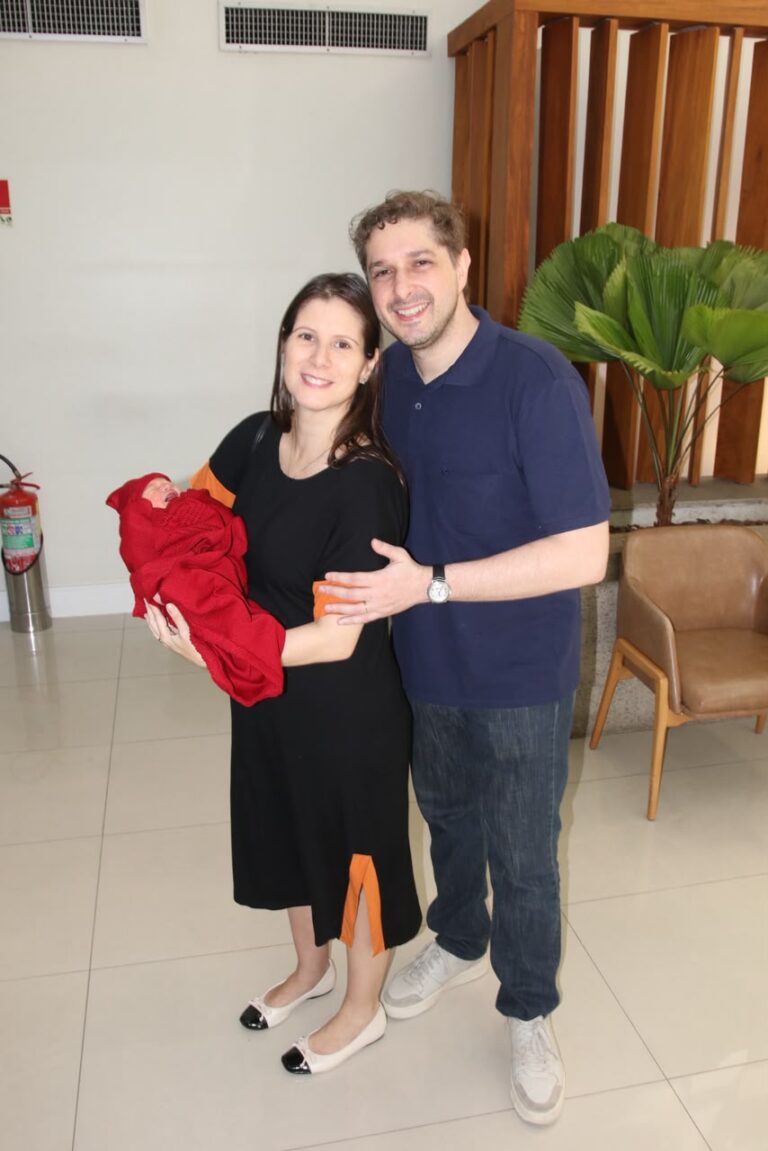 Atriz de “Terra e Paixão”, Evelyn Montesano é fotografada na saída da maternidade com a filha recém-nascida e seu esposo Rodrigo