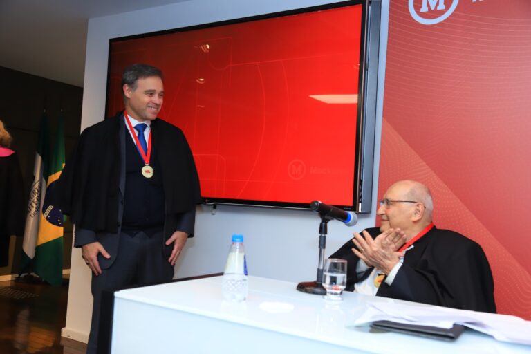 Ives Gandra saúda o Ministro do STF, André Mendonça, em posse na Academia Mackenzista de Letras