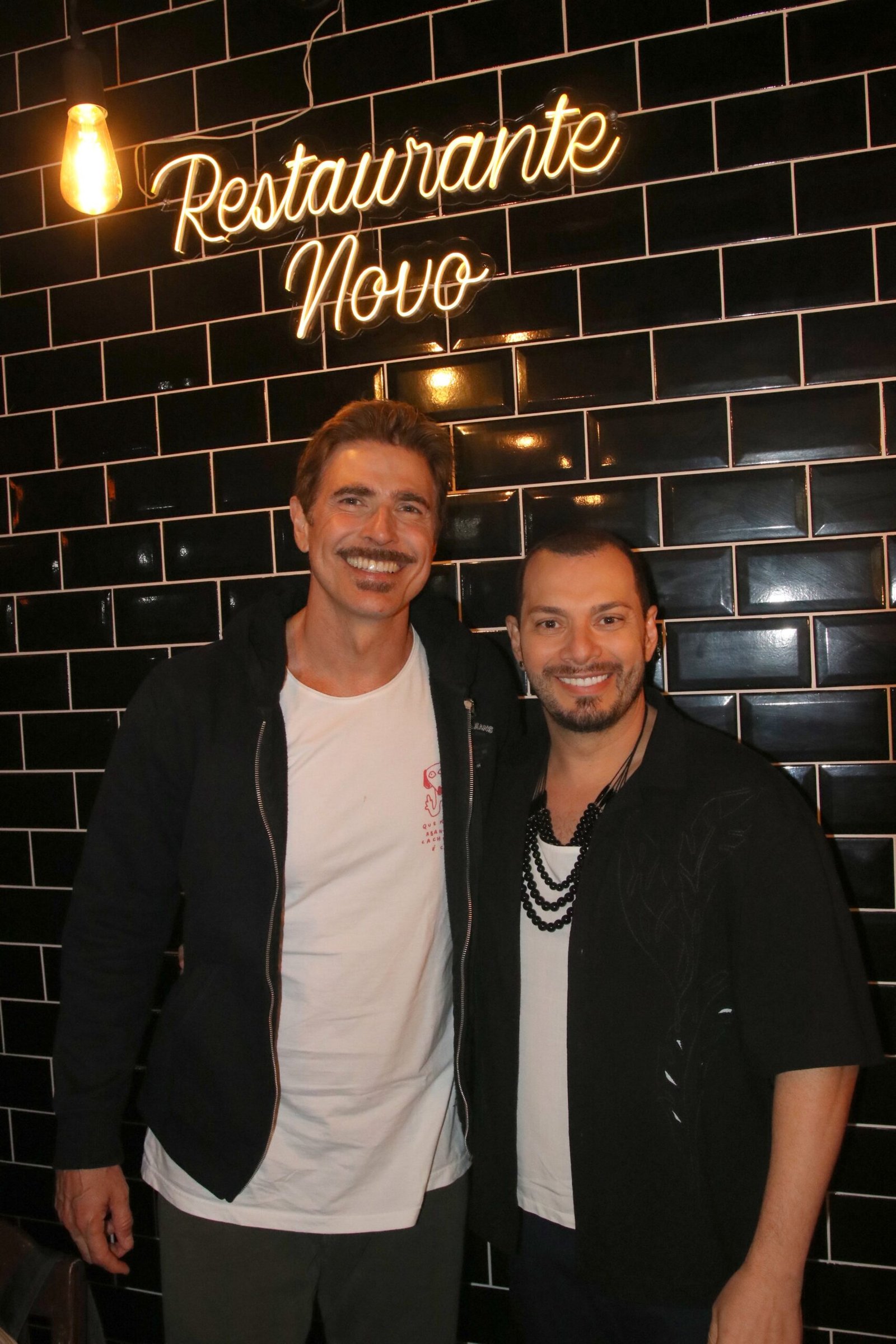 Reynaldo Gianecchini reúne amigos em restaurante de Copacabana após apresentação no Rio
