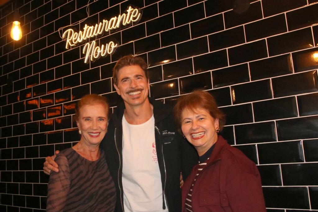 Reynaldo Gianecchini reúne amigos em restaurante de Copacabana após apresentação no Rio