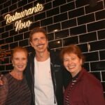 Reynaldo Gianecchini reúne amigos em restaurante de Copacabana após apresentação no Rio