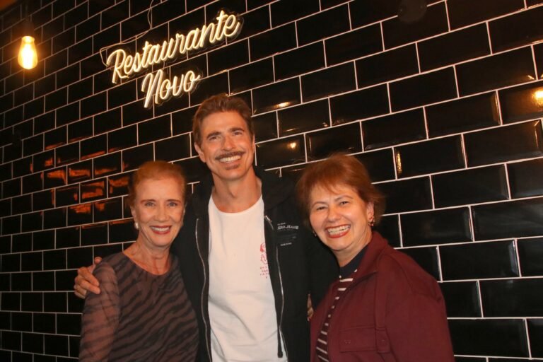 Reynaldo Gianecchini reúne amigos em restaurante de Copacabana após apresentação no Rio