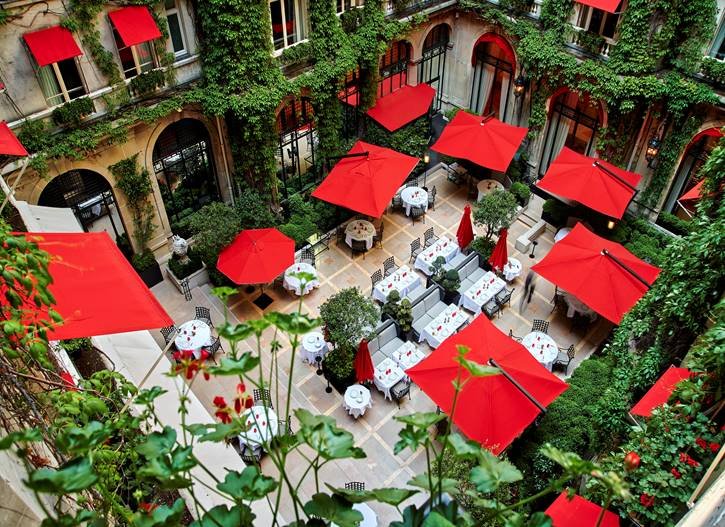 Hotel Plaza Athénée, na França, eleito o 41º entre os 50 Melhores Hotéis de 2026