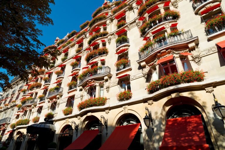 Hotel Plaza Athénée, na França, eleito o 41º entre os 50 Melhores Hotéis de 2026