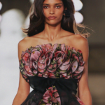 Coleção celebra 45 anos de história da marca ao resgatar a essência criativa de Carolina Herrera