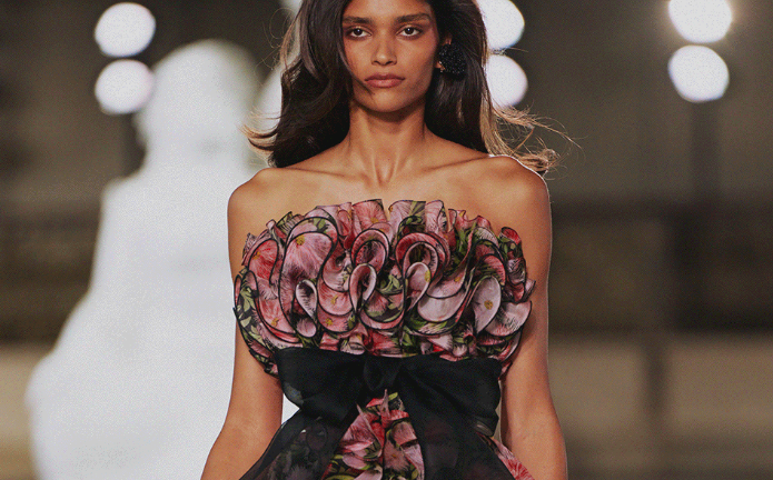 Coleção celebra 45 anos de história da marca ao resgatar a essência criativa de Carolina Herrera