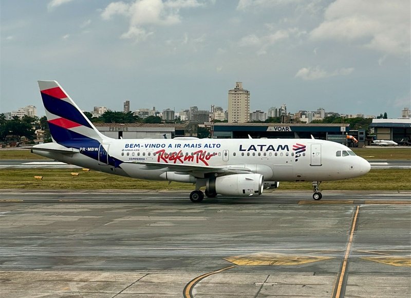 Rock in Rio, LATAM realiza show de Cat Dealers a bordo de ponte aérea